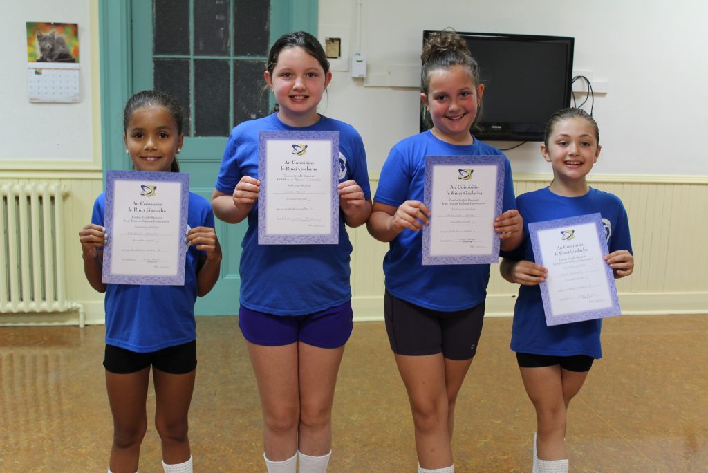 beginner-dancers-with-grade-exam-certificates